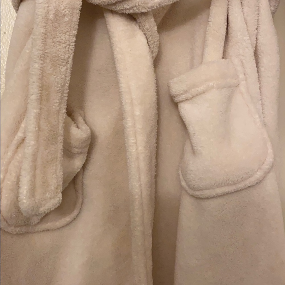 Robe - Picture 2 of 2